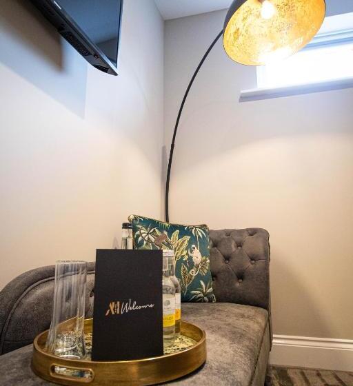 デラックスルーム, The Auction House