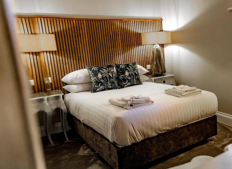 デラックスルーム, The Auction House