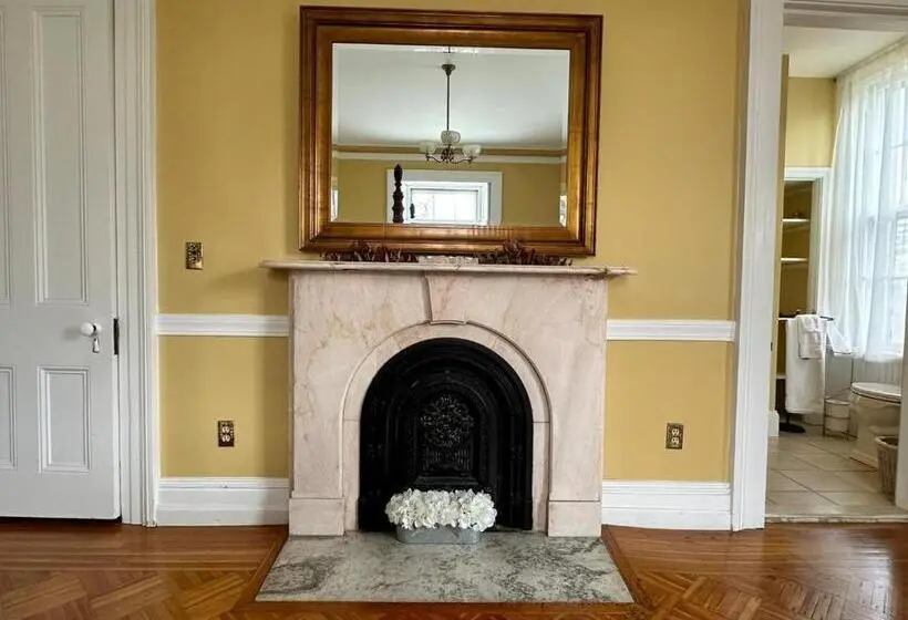 キングサイズベッドのデラックススイート, The Hamilton Hoppin House