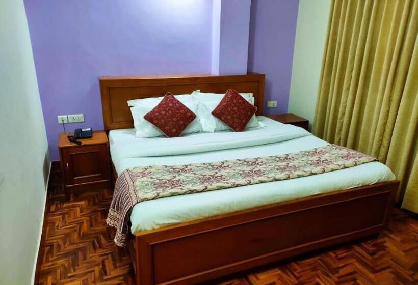 اتاق استاندارد با تخت بزرگ, Goroomgo Kalra Regency Shimla