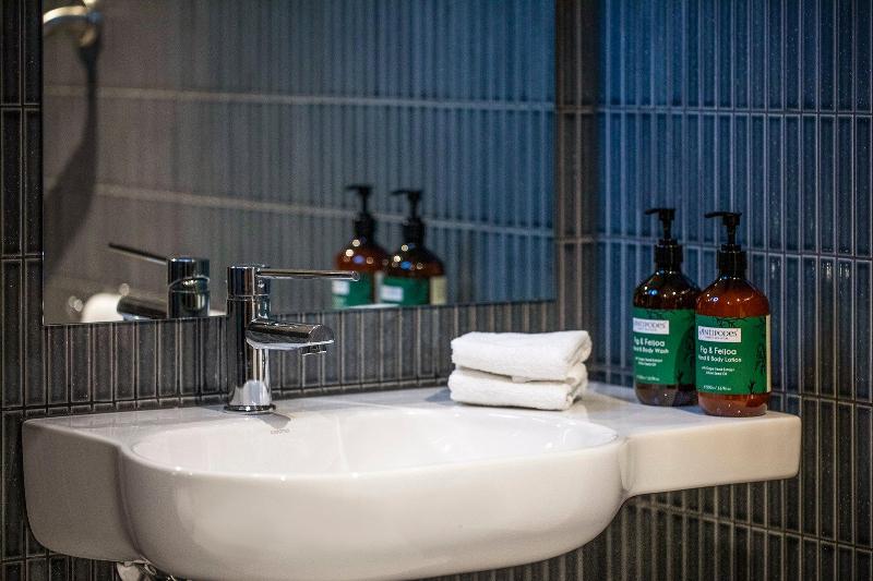 Номер Стандарт Кровать Кинг Адаптированный для Инвалидов, Voco Melbourne Central