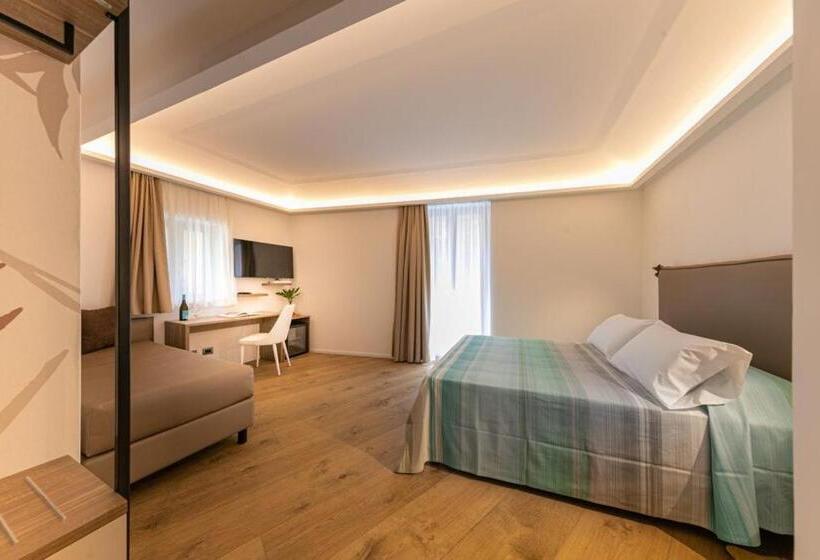 디럭스 트리플 룸, Palazzo Raho Suites