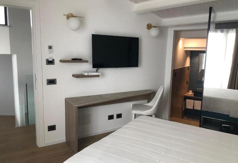 디럭스 트리플 룸, Palazzo Raho Suites