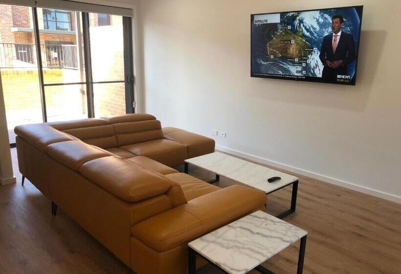 דירת חדר, The Grounds At Callaghan