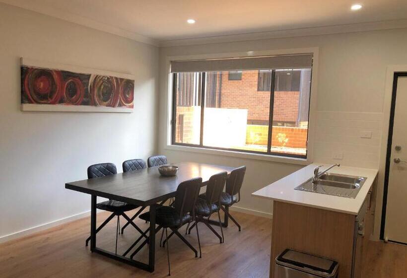 דירת חדר, The Grounds At Callaghan