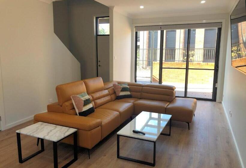 דירת חדר, The Grounds At Callaghan