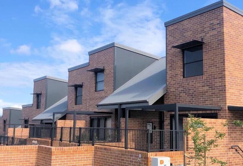 דירת חדר, The Grounds At Callaghan