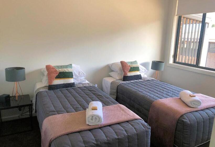 דירת חדר, The Grounds At Callaghan