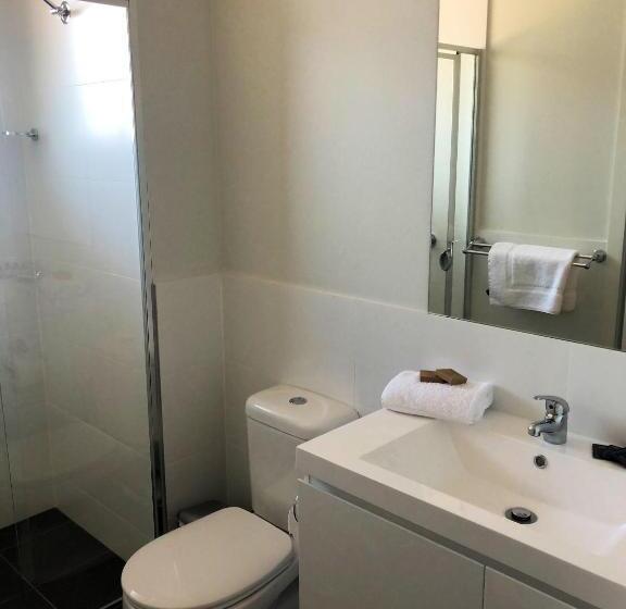 דירת חדר, The Grounds At Callaghan