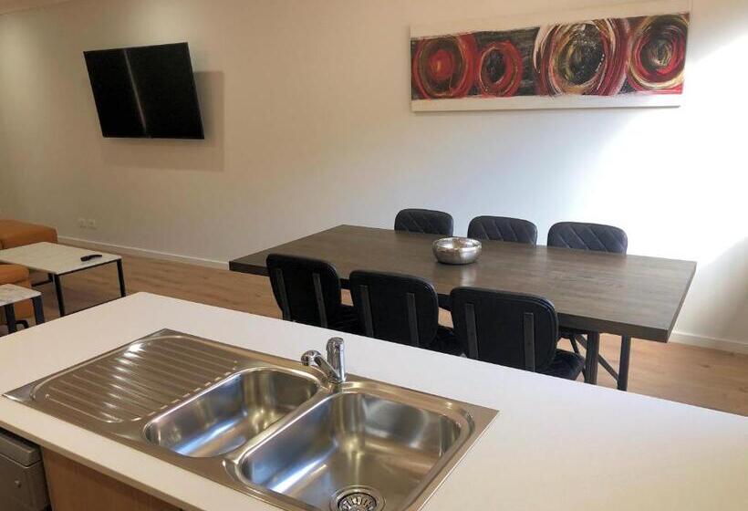 דירת חדר, The Grounds At Callaghan