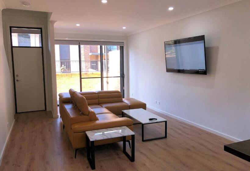 דירת חדר, The Grounds At Callaghan