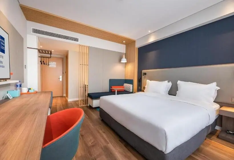 キングサイズベッドのスタンダードルーム, Holiday Inn Express Dongyang Hengdian, An Ihg