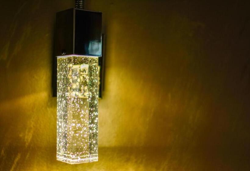 اتاق استاندارد با بالکن, Story