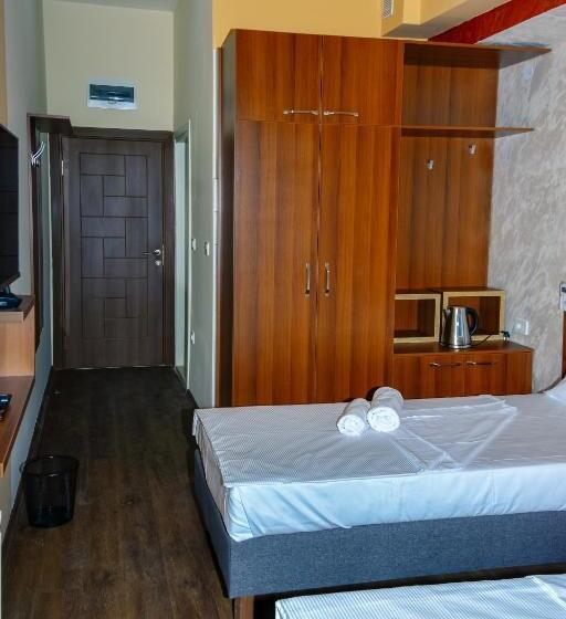 اتاق استاندارد با چشمانداز کوهستان, Story