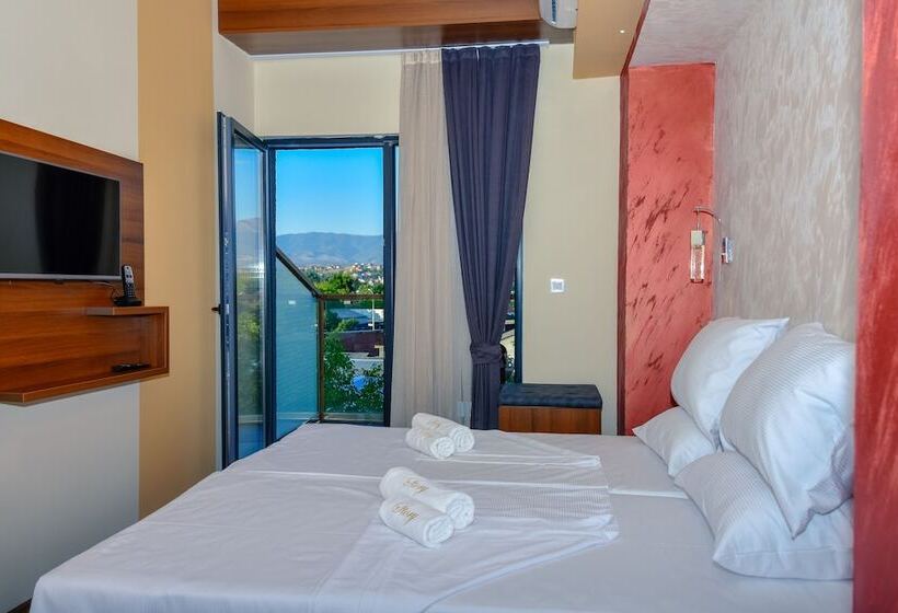 اتاق استاندارد با چشمانداز کوهستان, Story