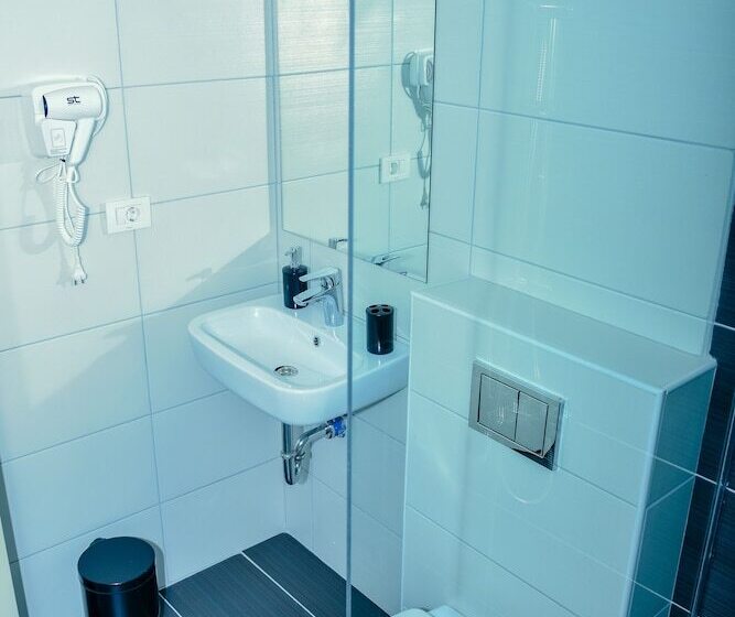 اتاق راحتی سه تخته, Story