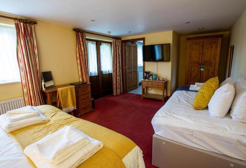 اتاق خانوادگی, The Three Lions