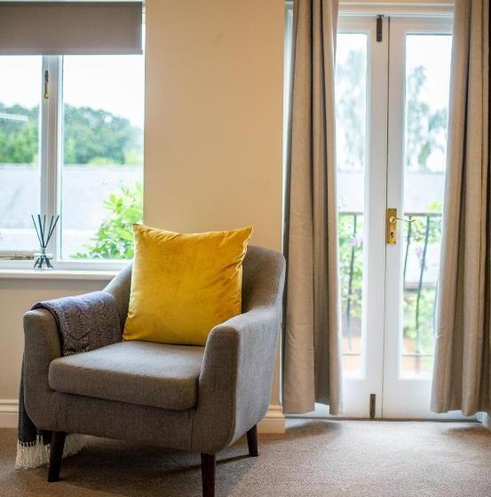 اتاق استاندارد, The Three Lions