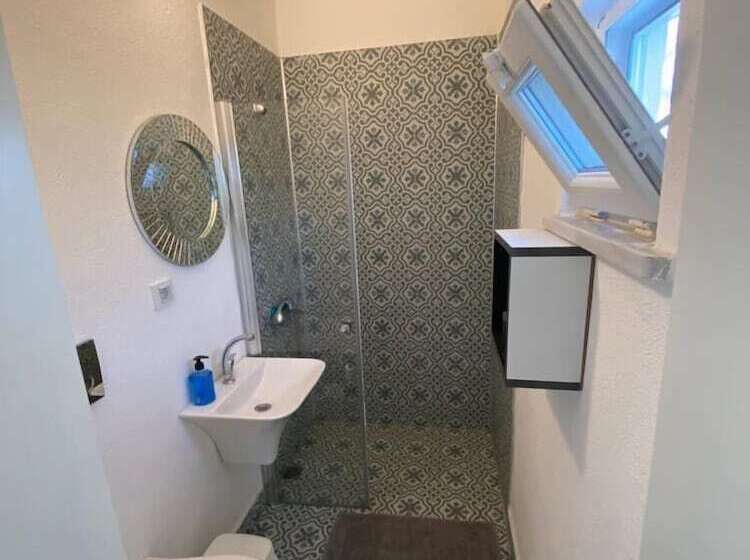 חדר סטנדרט, Holifera