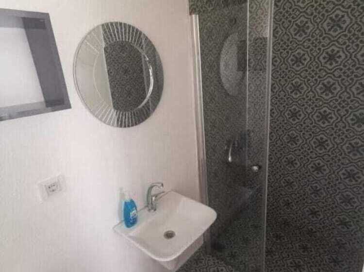 חדר סטנדרט, Holifera