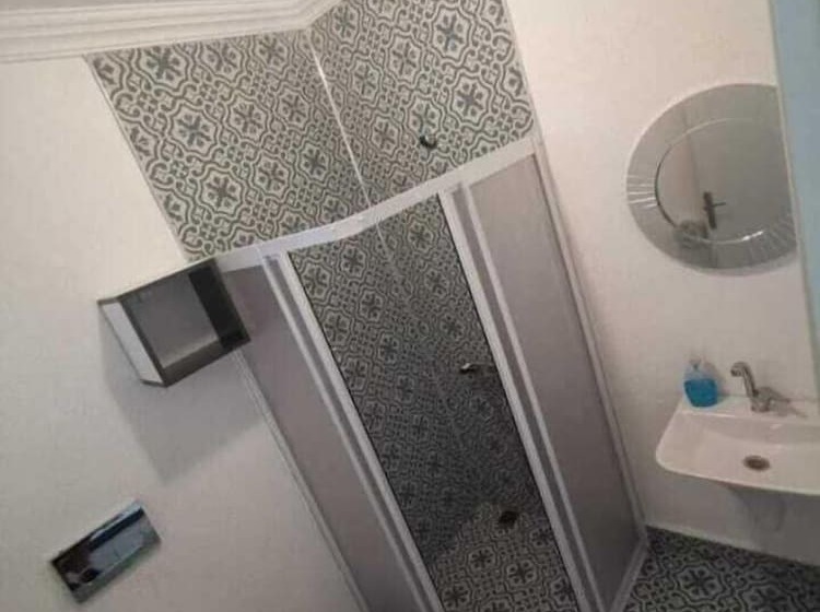 חדר סטנדרט, Holifera