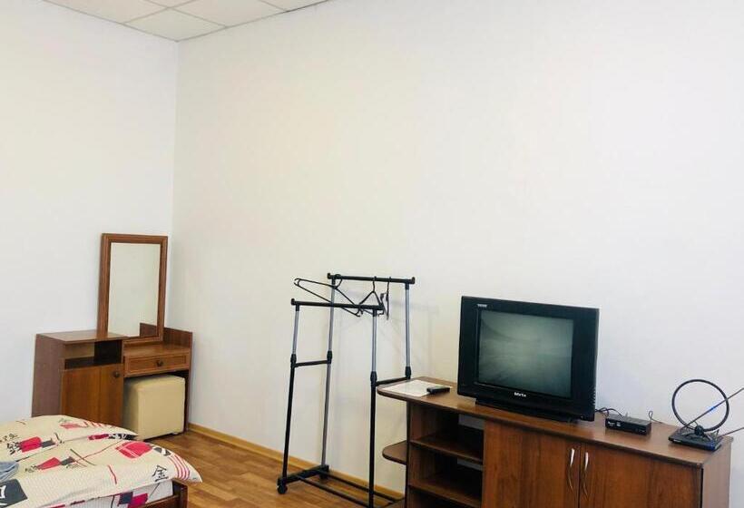 バス共有のスタンダードルーム, отель меридиан