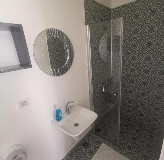 חדר סטנדרט, Holifera