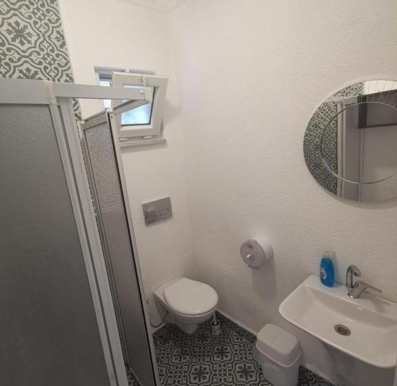 חדר סטנדרט, Holifera