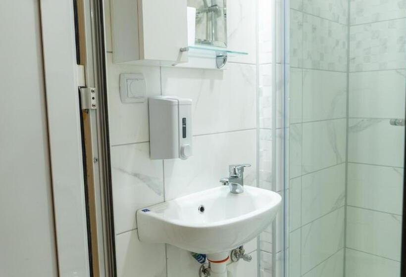 اتاق استاندارد سه نفره, Casablanca