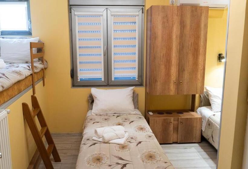 اتاق استاندارد سه نفره, Casablanca