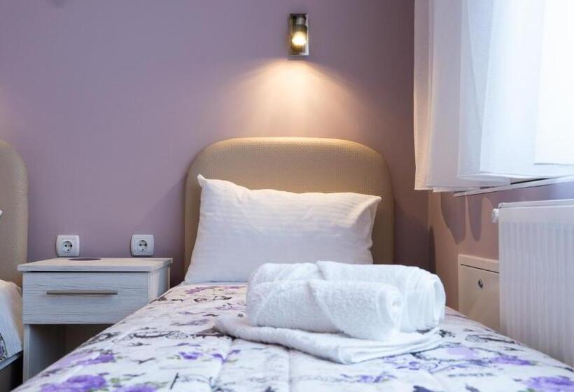 اتاق استاندارد سه نفره, Casablanca