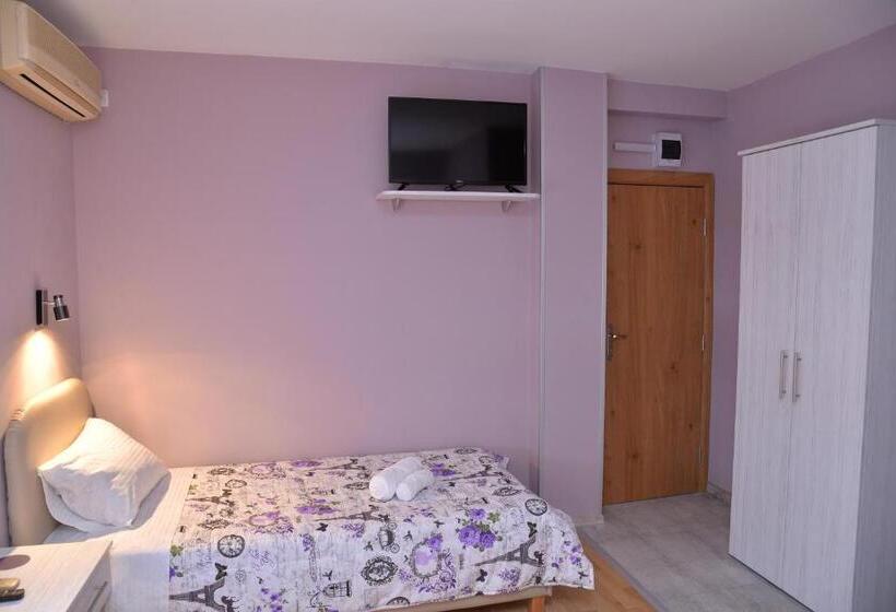 اتاق استاندارد سه نفره, Casablanca
