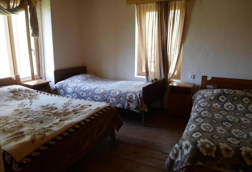 اتاق خانوادگی با چشم‌انداز کوه, Chazhashi Guesthouse