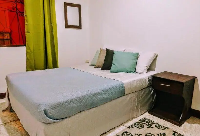 اتاق استاندارد, Stray Cat Hostel