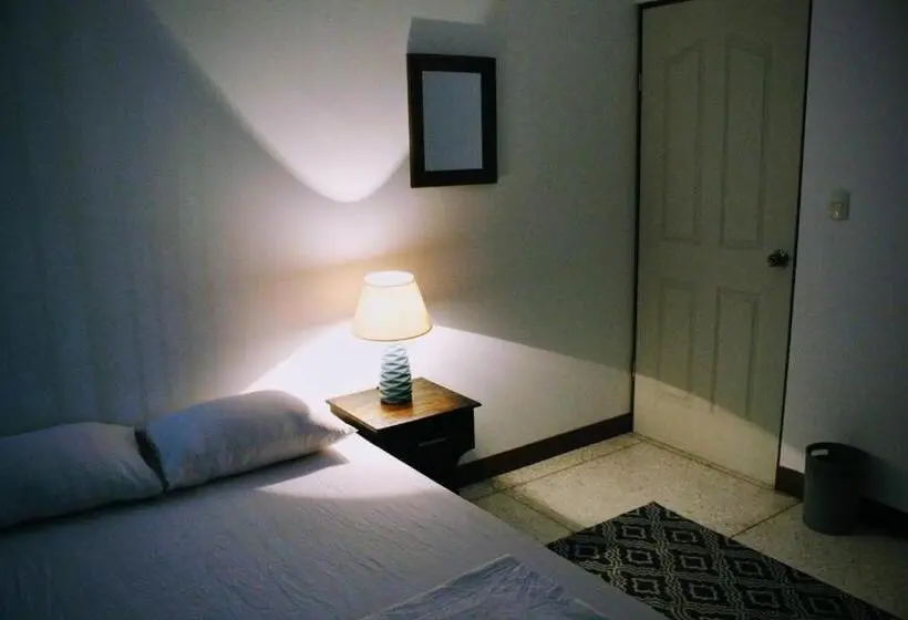اتاق استاندارد, Stray Cat Hostel