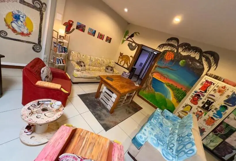 اتاق استاندارد سه نفره, Stray Cat Hostel