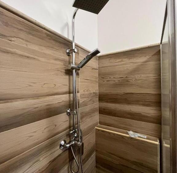 スタンダードトリプルルーム, Donna Viruzza