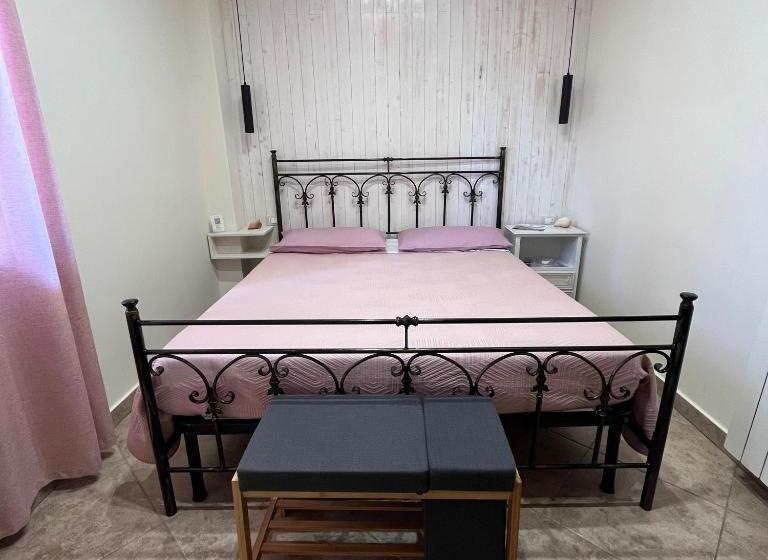 スタンダードルーム, Donna Viruzza