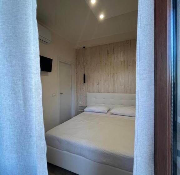 スタンダード４人部屋, Donna Viruzza