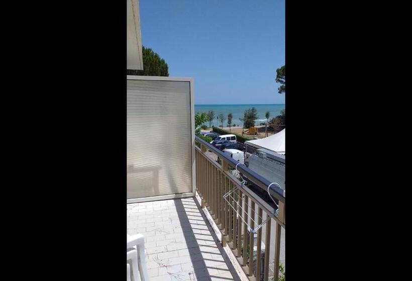 חדר סטנדרט יחיד, Room In Bb   Spacious Quadruple Room A Stones Throw From The Sea