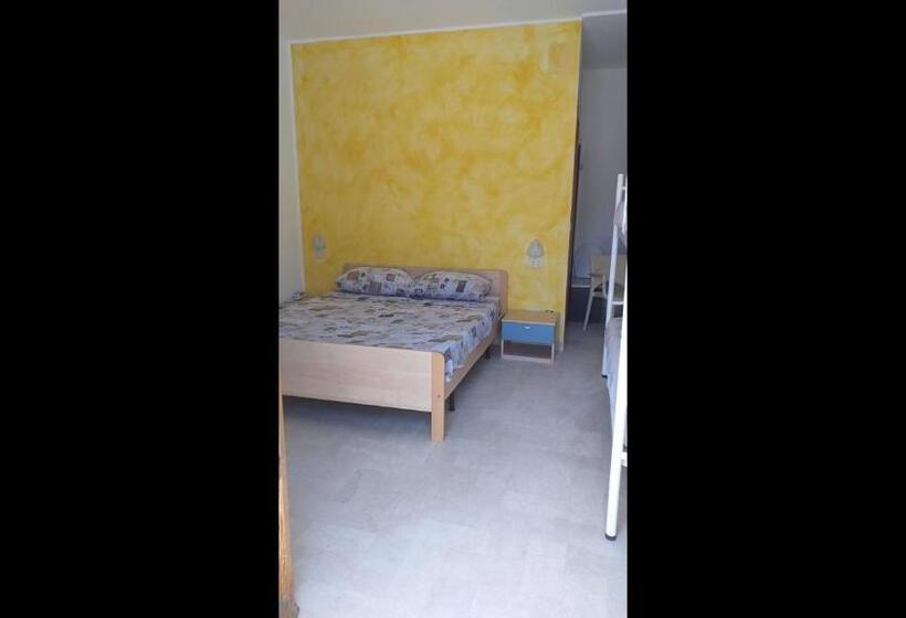 חדר סטנדרט יחיד, Room In Bb   Spacious Quadruple Room A Stones Throw From The Sea