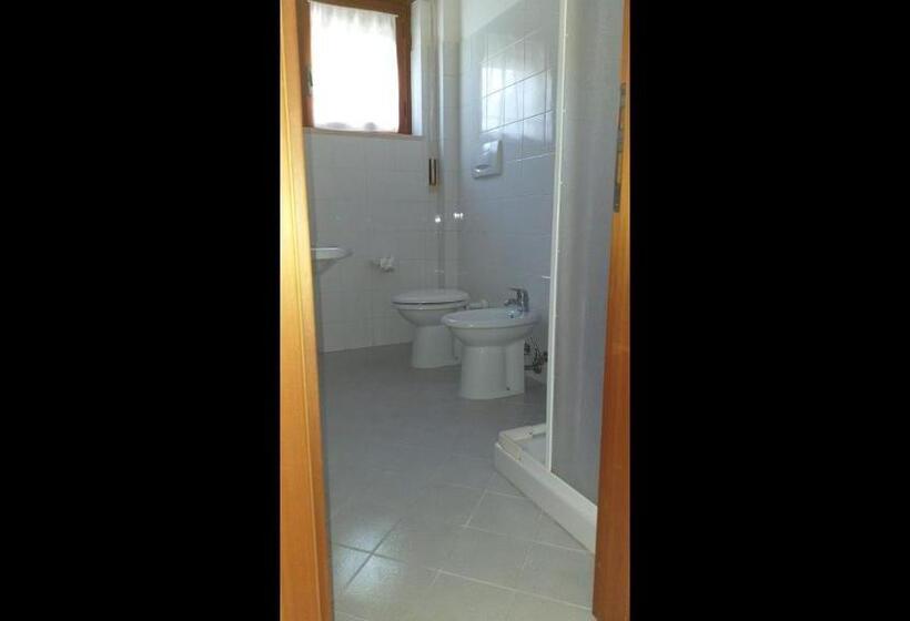 اتاق استاندارد یک نفره, Room In Bb   Spacious Quadruple Room A Stones Throw From The Sea