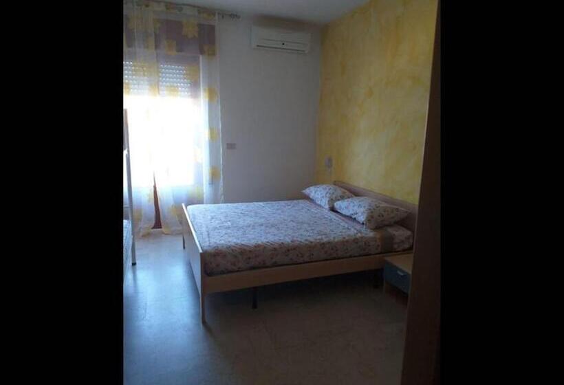 חדר סטנדרט יחיד, Room In Bb   Spacious Quadruple Room A Stones Throw From The Sea