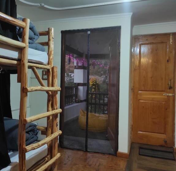 تختخواب در اتاق مشترک, The Hideout   Hiraeth