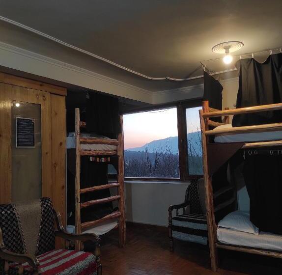 تختخواب در اتاق مشترک, The Hideout   Hiraeth