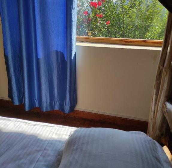 تختخواب در اتاق مشترک, The Hideout   Hiraeth