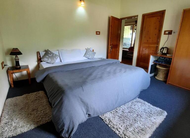 اتاق استاندارد با تخت بزرگ, The Hideout   Hiraeth