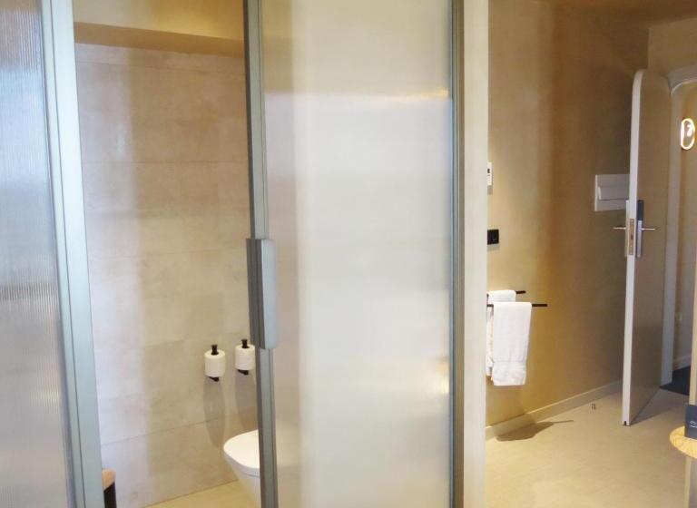 חדר דלוקס, Faro Lariño