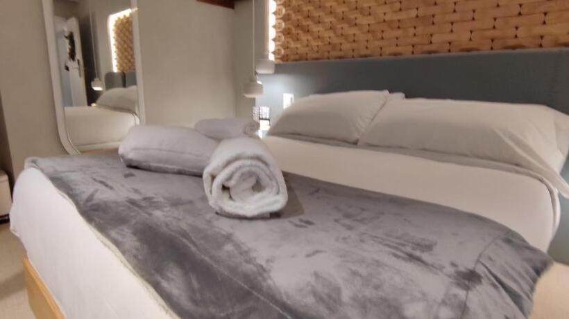 חדר דלוקס, Faro Lariño