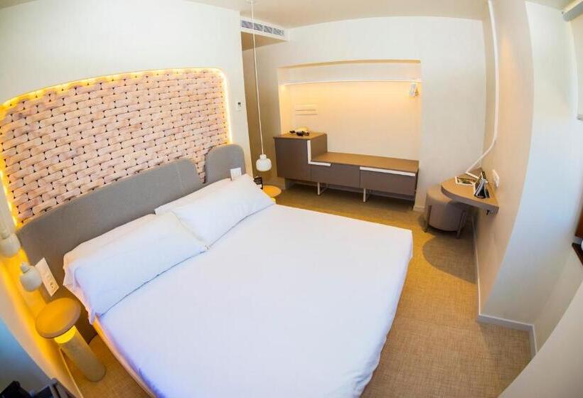 חדר דלוקס, Faro Lariño